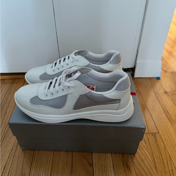 All white prada - Picture 3 of 4